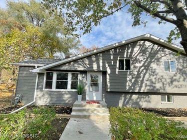 5610 S Aylesbury Drive, Waterford Township, Mi 48327