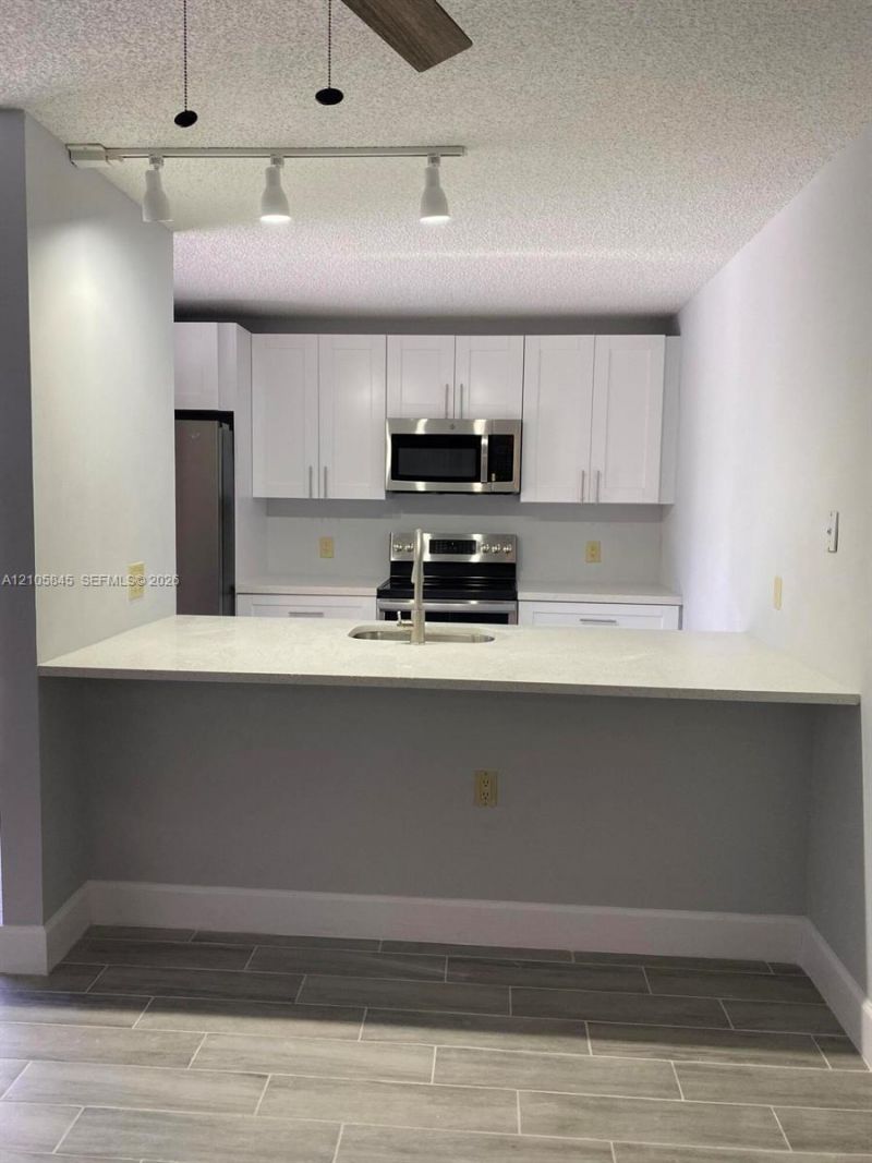 2001 20th Way , Unit 2001, West Palm Beach, FL 33407 Photo