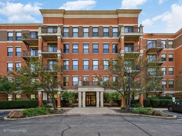2335 W Belle Plaine Avenue , Unit 209, Chicago, IL 60618