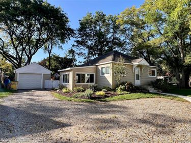 6735 Cooley Lake Road , West Bloomfield Township, Mi 48324