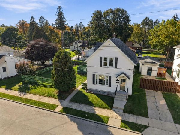 838 N 19th St, Manitowoc, WI 54220