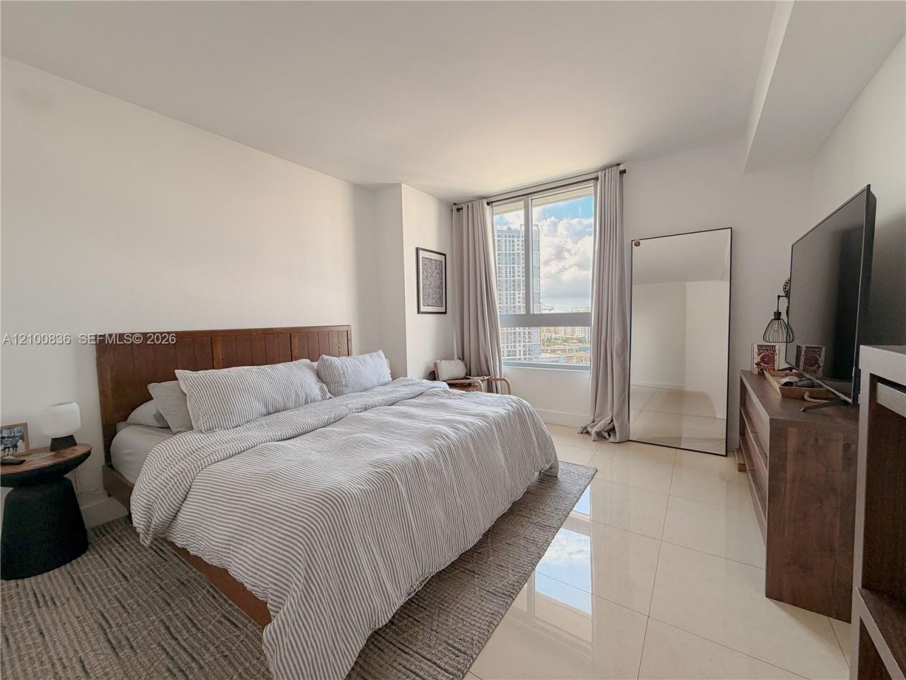 90 SW 3rd St , Unit 1910, Miami, FL 33130 Photo