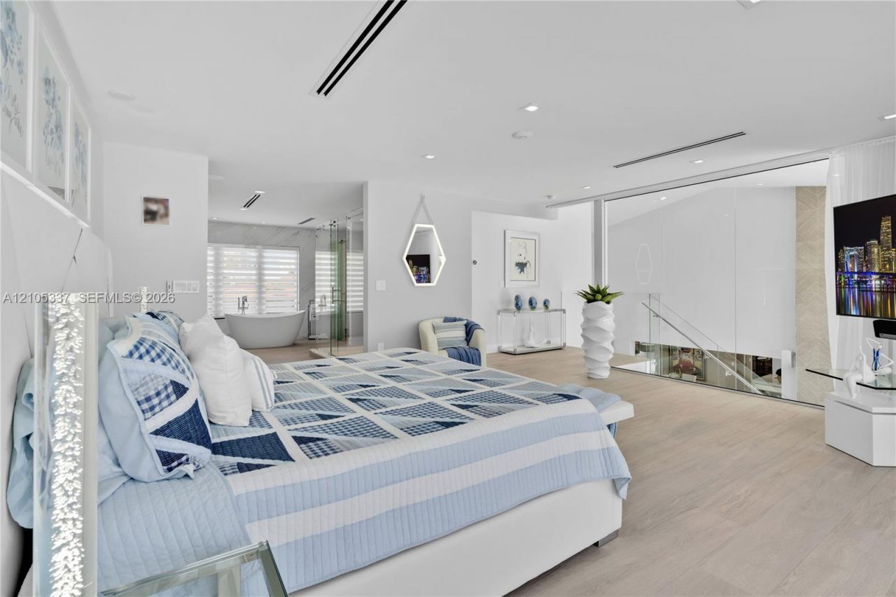 3322 NE 166th St , North Miami Beach, FL 33160 Photo