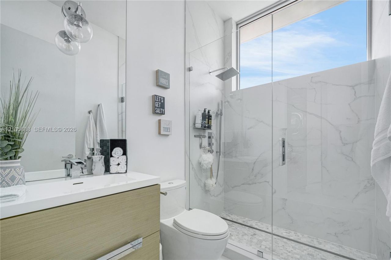 164 W Avenue C , Key Largo, FL 33037 Photo