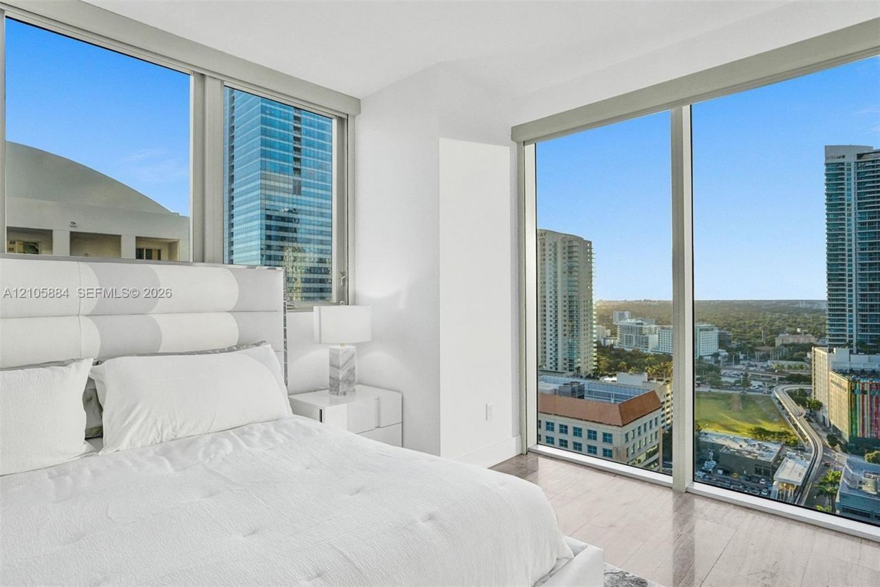 1300 Brickell Bay Dr, Unit 2702, Miami, FL 33131 Photo