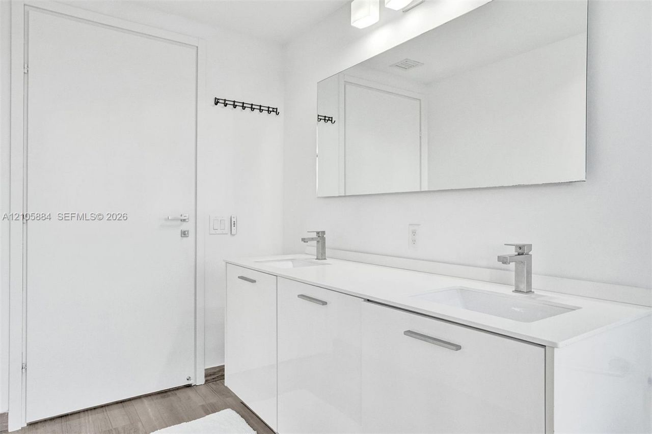 1300 Brickell Bay Dr, Unit 2702, Miami, FL 33131 Photo