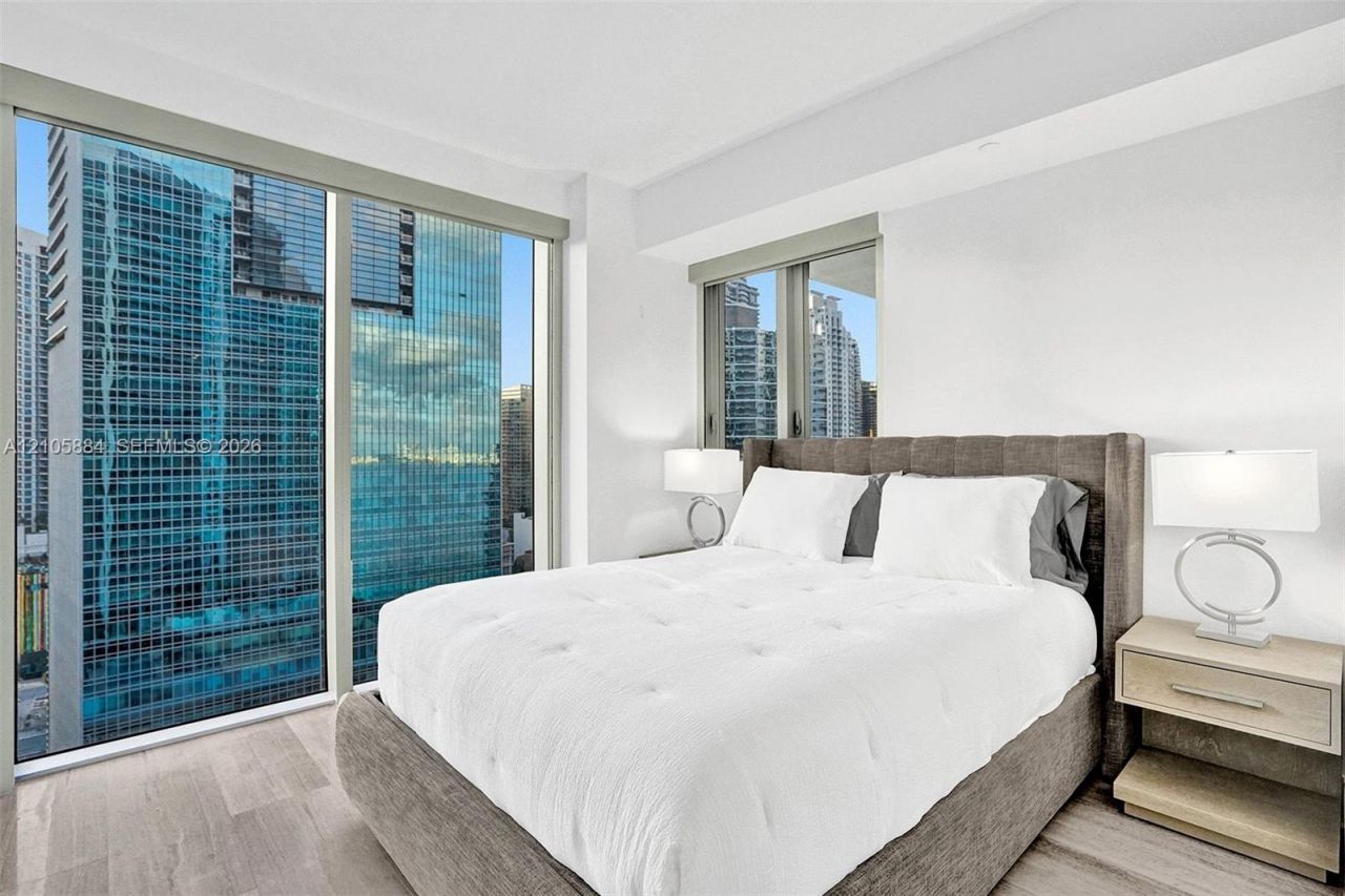1300 Brickell Bay Dr, Unit 2702, Miami, FL 33131 Photo