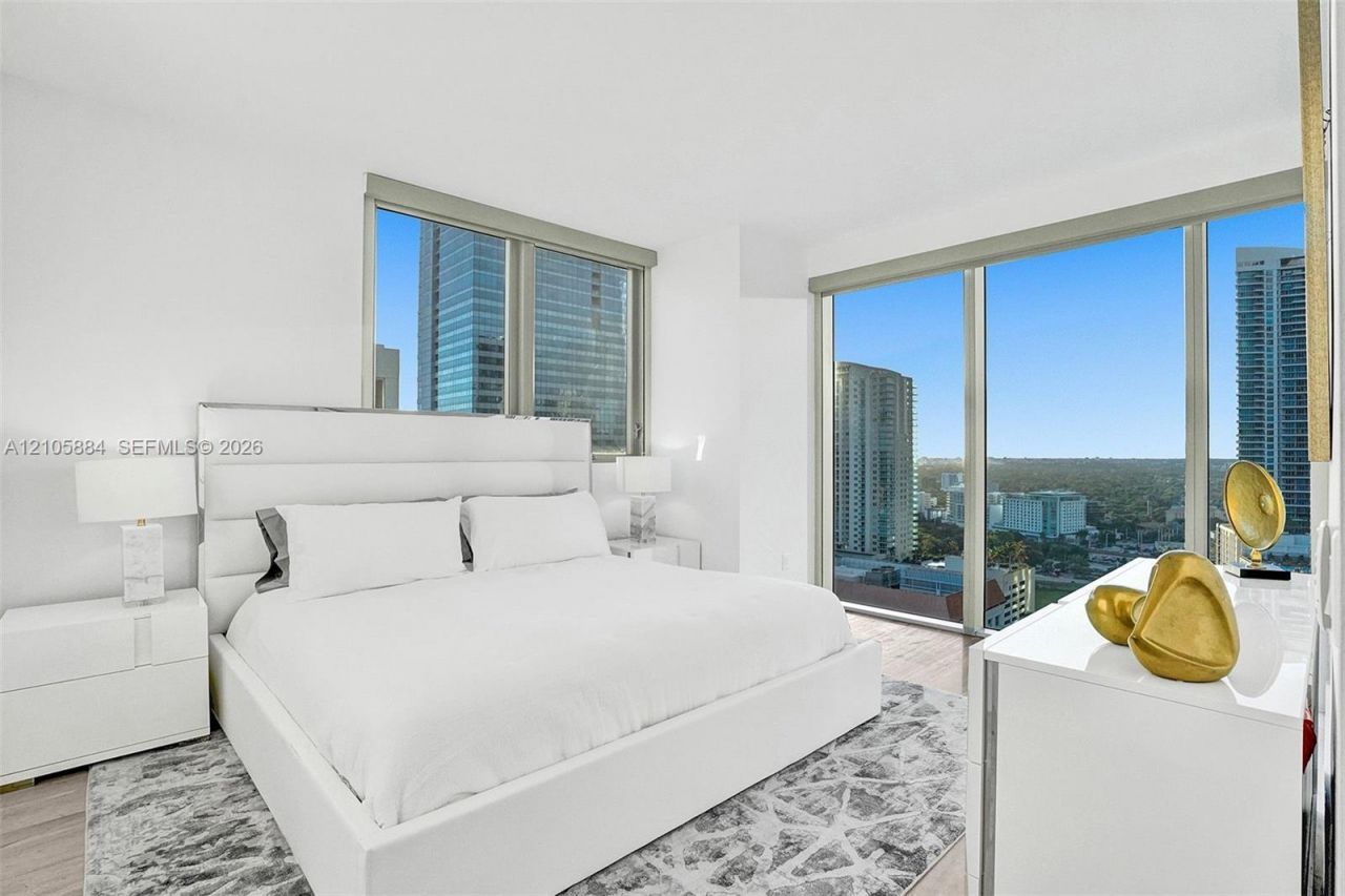 1300 Brickell Bay Dr, Unit 2702, Miami, FL 33131 Photo