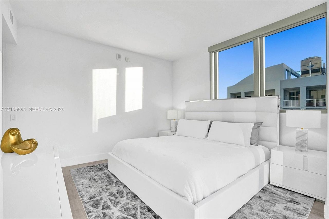 1300 Brickell Bay Dr, Unit 2702, Miami, FL 33131 Photo