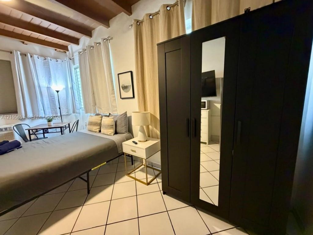 975 SW 10th St , Unit 5, Miami, FL 33130 Photo