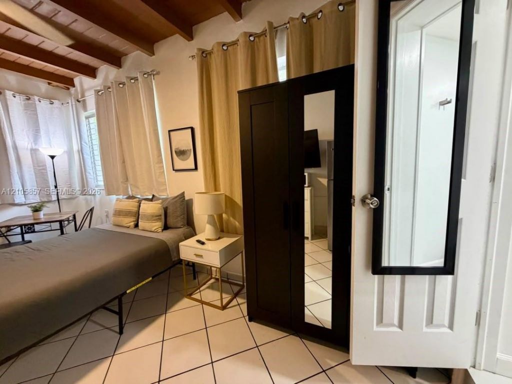 975 SW 10th St , Unit 5, Miami, FL 33130 Photo