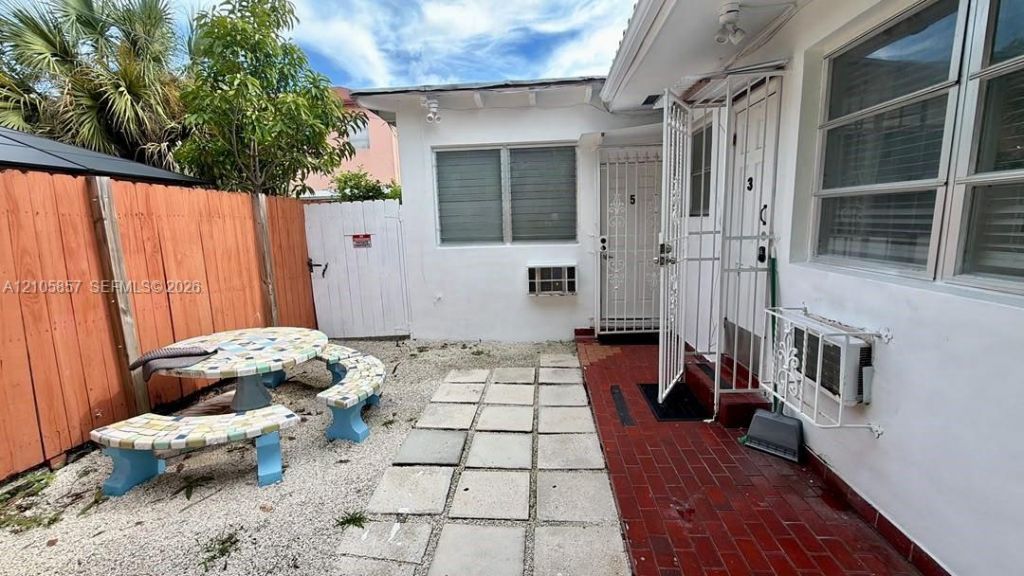 975 SW 10th St , Unit 5, Miami, FL 33130 Photo