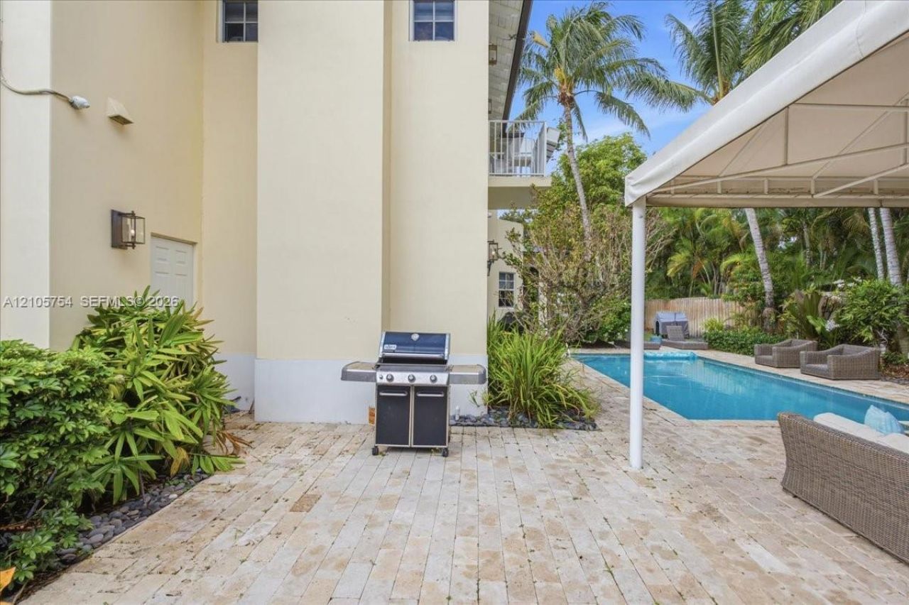 6011 SW 82nd St , South Miami, FL 33143 Photo