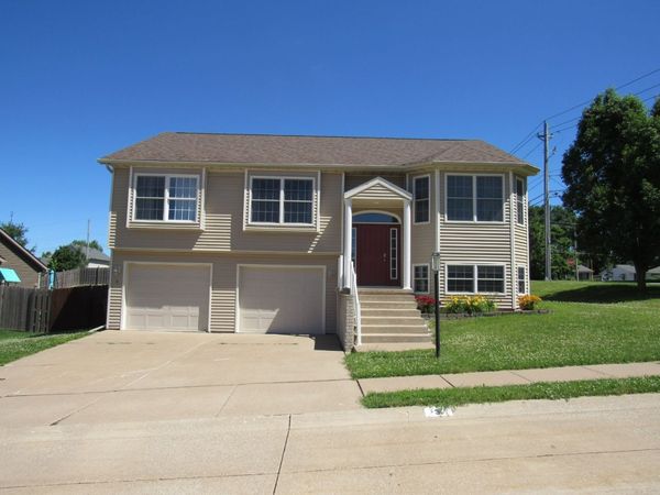 3 Hidden Valley Circle , Davenport, IA 52804