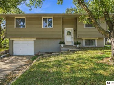 801 Prairie Court, Hickman, NE 68372