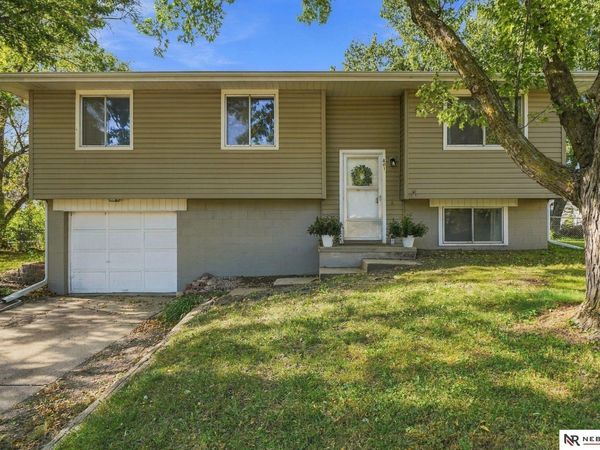 801 Prairie Court, Hickman, NE 68372