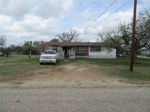 808 E 7th ST, Nixon, TX 78140