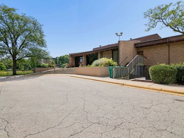 462 Raintree Drive , Unit 2A, Glen Ellyn, IL 60137
