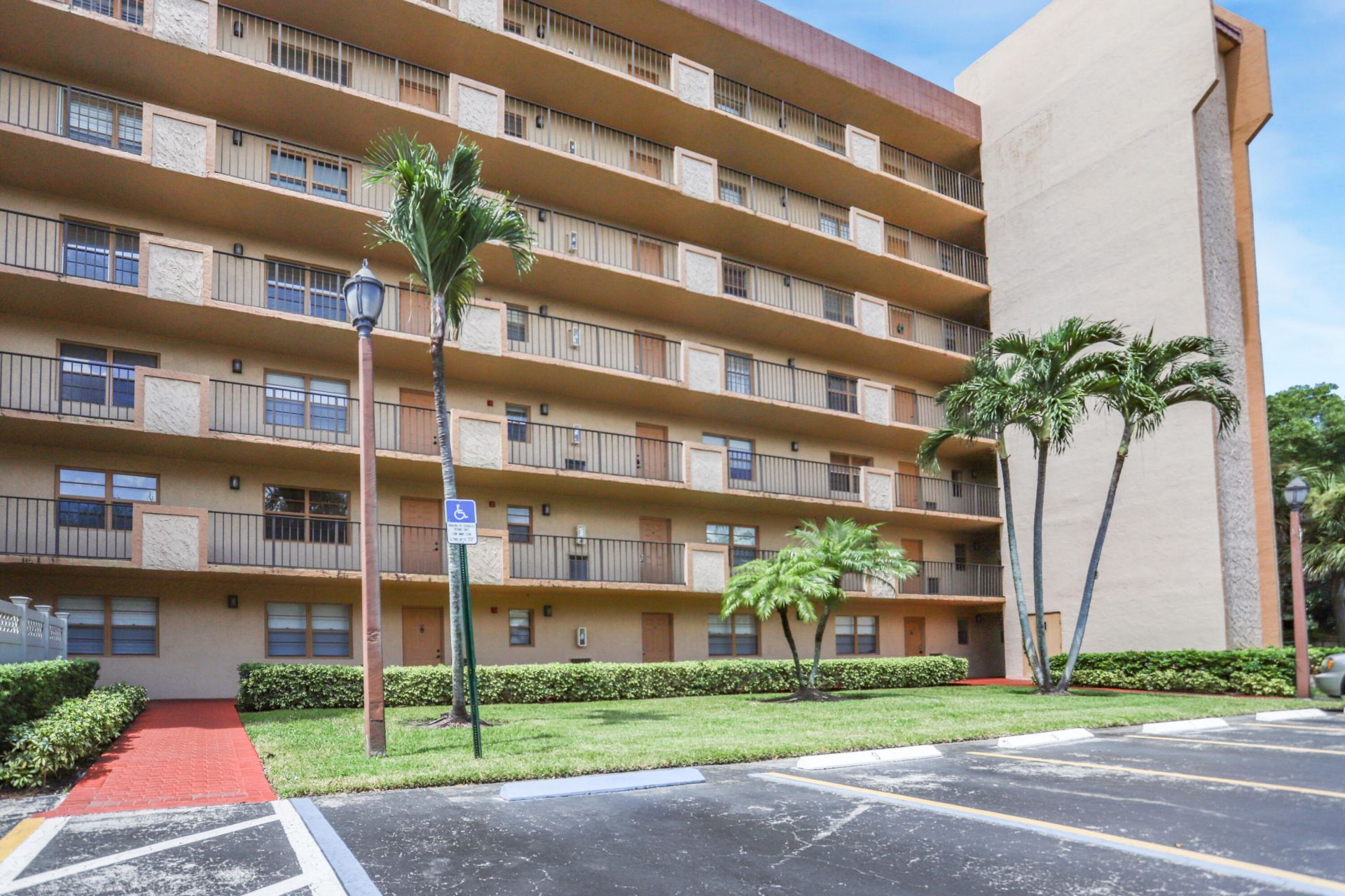 3001 W Rolling Hills Circle, Unit 708, Davie, FL 33328 Photo