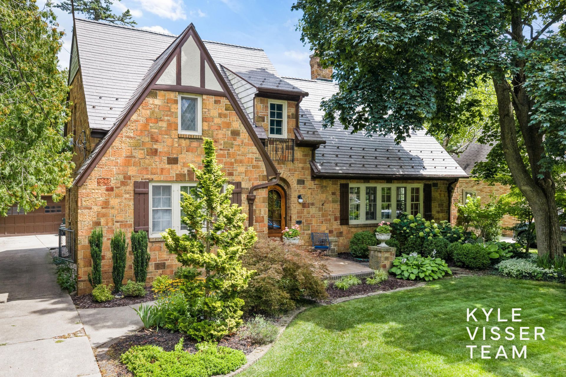 950 Pinecrest Avenue Se, East Grand Rapids, MI 49506 Main Photo