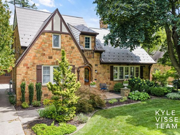 950 Pinecrest Avenue SE, East Grand Rapids, MI 49506