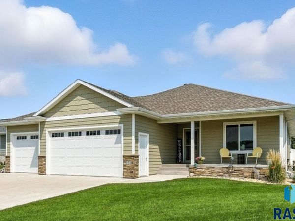 124 E Chapelwood Dr, Brandon, SD 57005