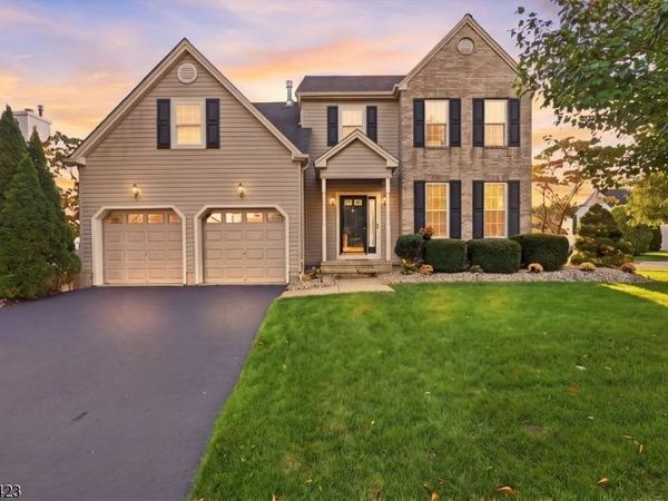 17 Windsor Ln, Lopatcong, NJ 08865