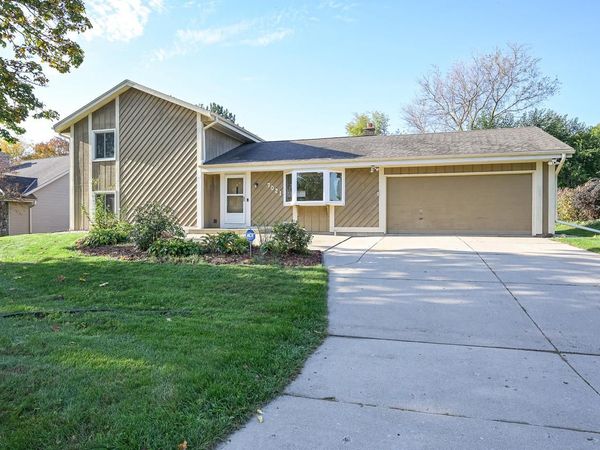 7021 W Southview DRIVE, Franklin, WI 53132