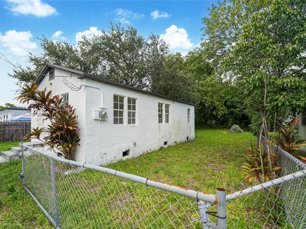 1053 NW 55th St , Miami, FL 33127