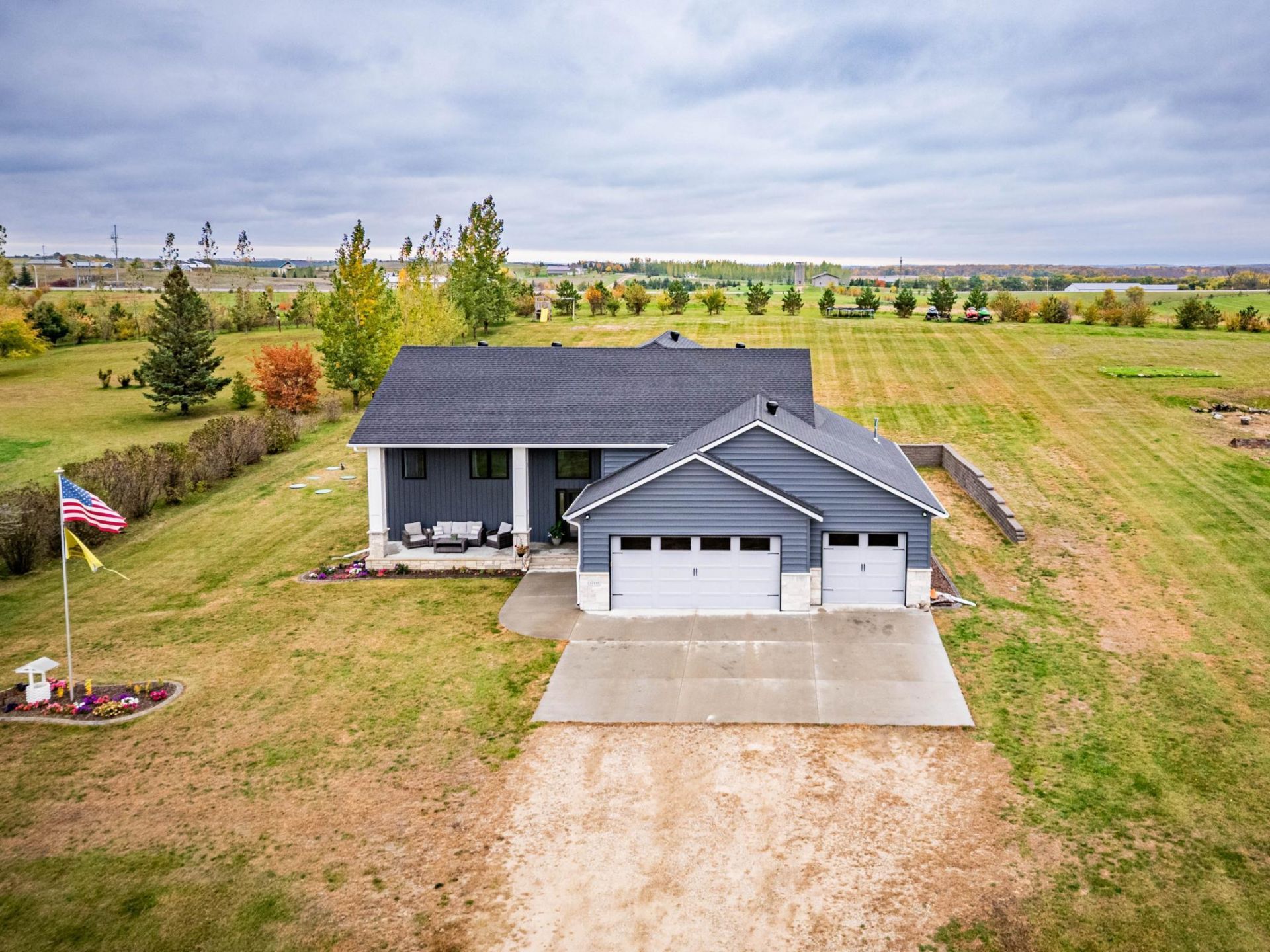 17115 Lakeview Lane  primary photo