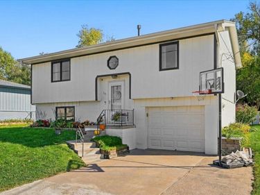 24 COUNTRYSIDE Drive, TREYNOR, IA 51575