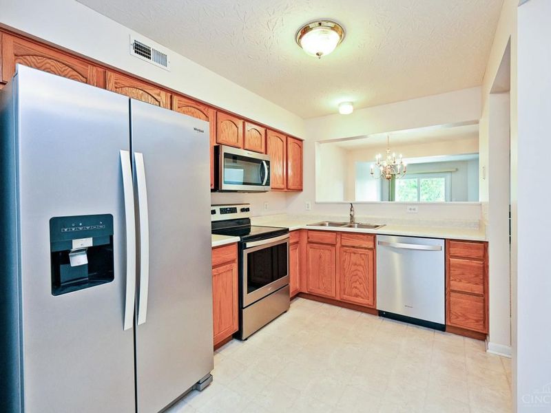 201 Doublegate Drive, Unit J, Milford, OH 45150 Photo 2