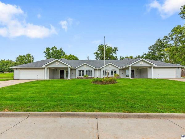522 E 1 Street, Papillion, NE 68046