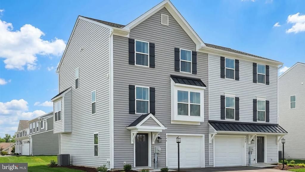 718 FAWN WAY , PENNSBURG, PA 18073