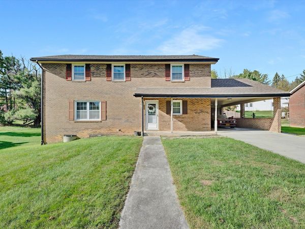 1307 Hopkins DR, Pulaski, VA 24301