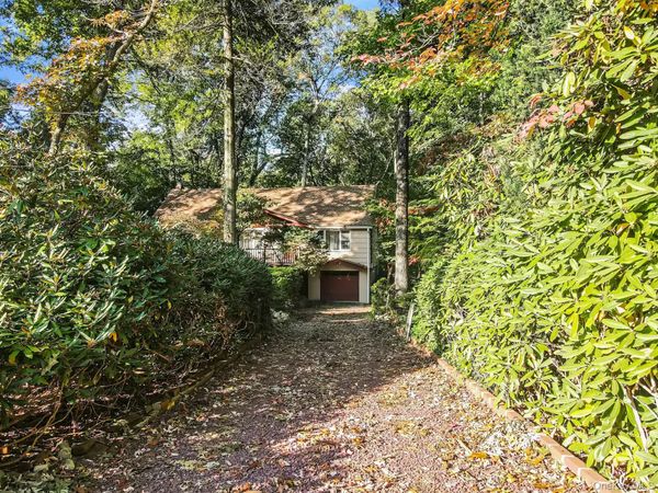 5 Everest Court , Huntington Station, NY 11746
