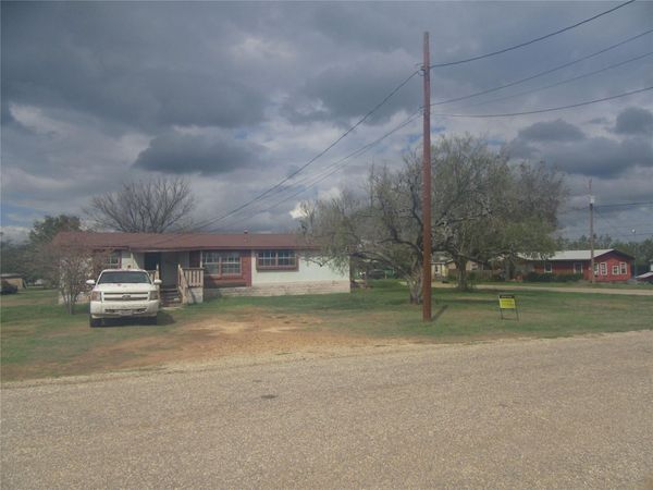 808 E 7th ST, Nixon, TX 78140
