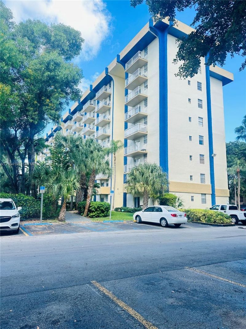 4550 NW 9th St, Unit 102E, Miami, FL 33126 Photo