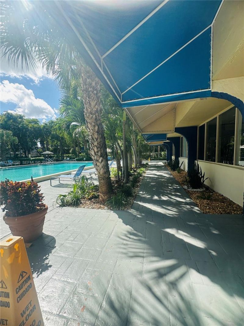 4550 NW 9th St, Unit 102E, Miami, FL 33126 Photo