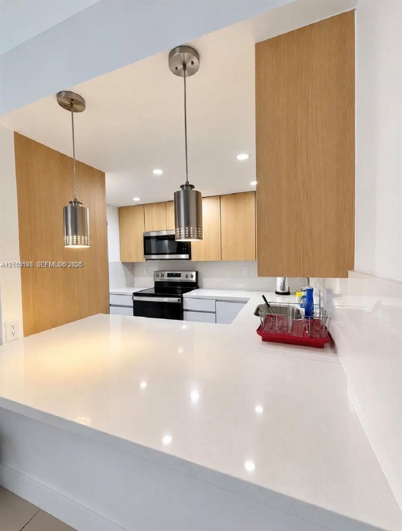 4550 NW 9th St, Unit 102E, Miami, FL 33126 Photo