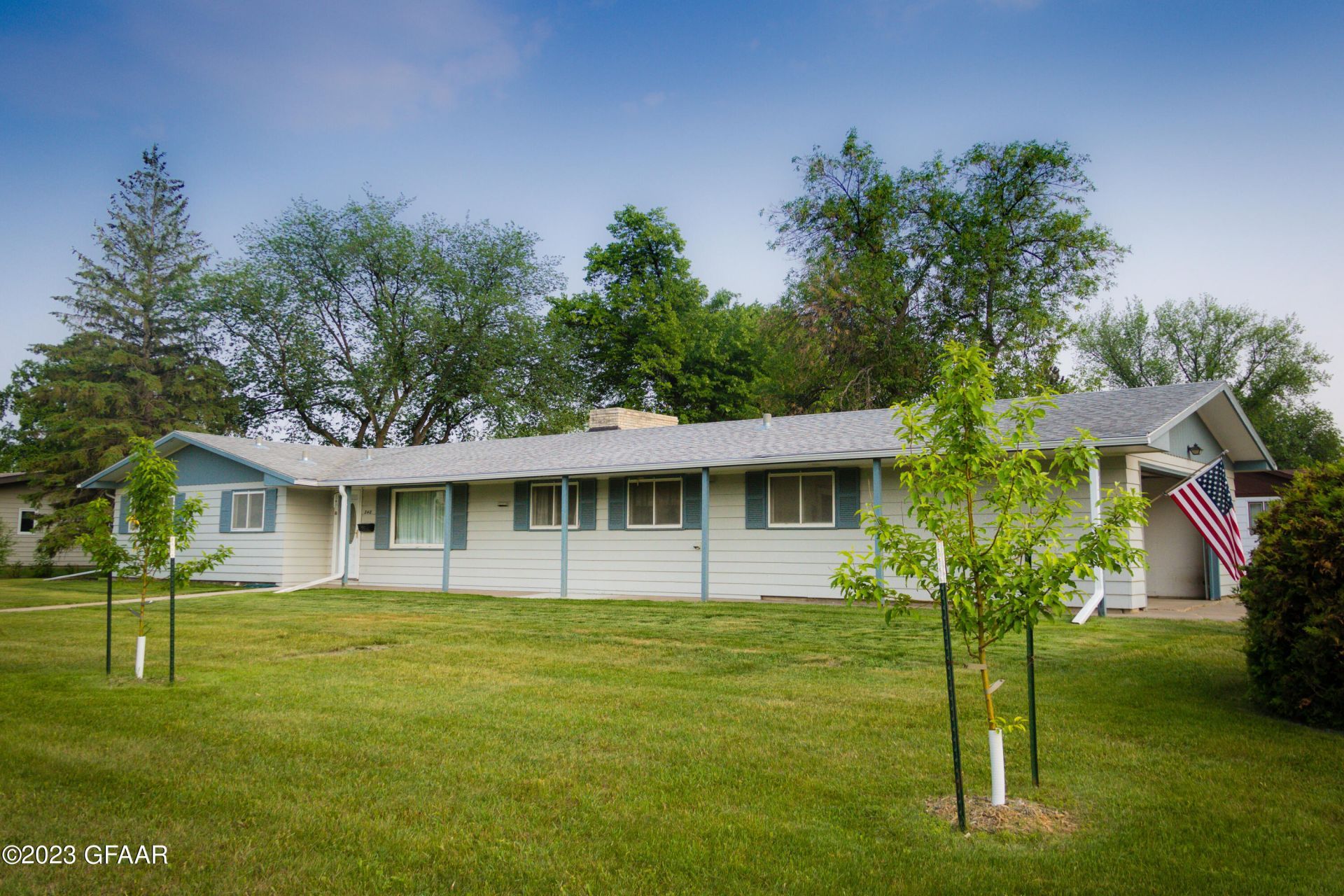 340 12TH Street W primary photo