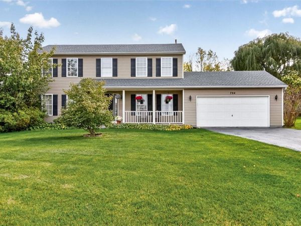 704 Lake View Knls , Ontario, NY 14519