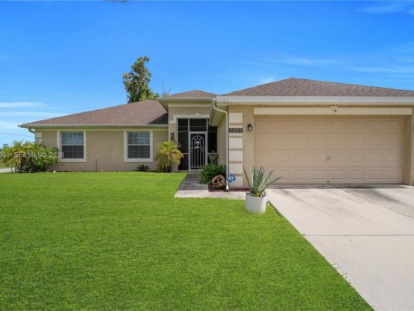 1211 NW 27th PL , Cape Coral, FL 33993