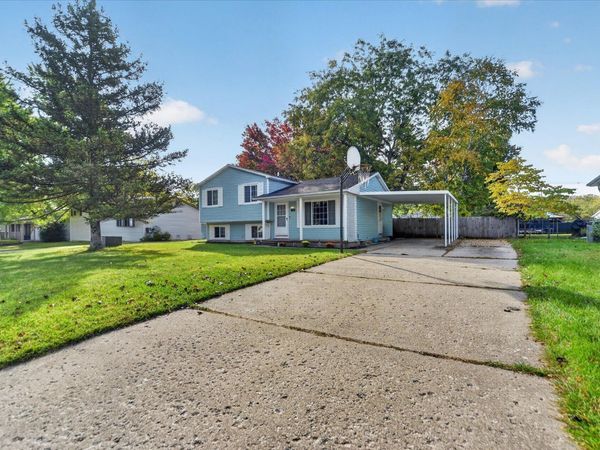340 Oakwood Lane, Perry, MI 48872