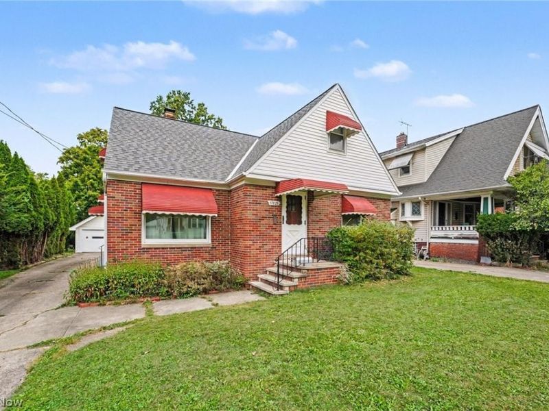 17829 Dillewood Road, Cleveland, OH 44119 Photo 3