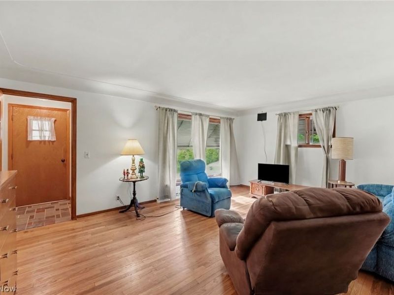 17829 Dillewood Road, Cleveland, OH 44119 Photo 4