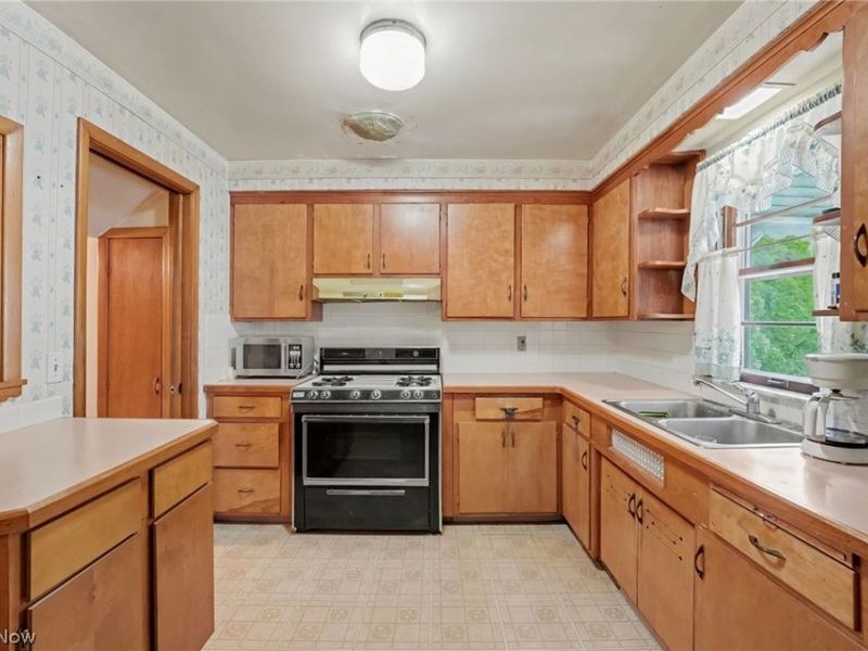 17829 Dillewood Road, Cleveland, OH 44119 Photo 7