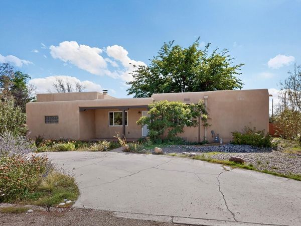 712 Green Valley Road NW, Los Ranchos, NM 87107