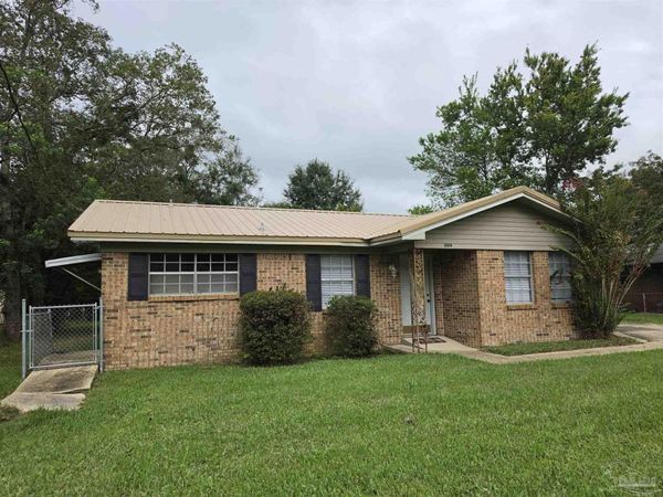 2014 Woodbury Dr, Cantonment, FL 32533