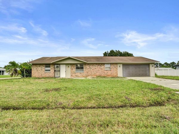 197 SW TWIG Avenue, Port St. Lucie, FL 34983